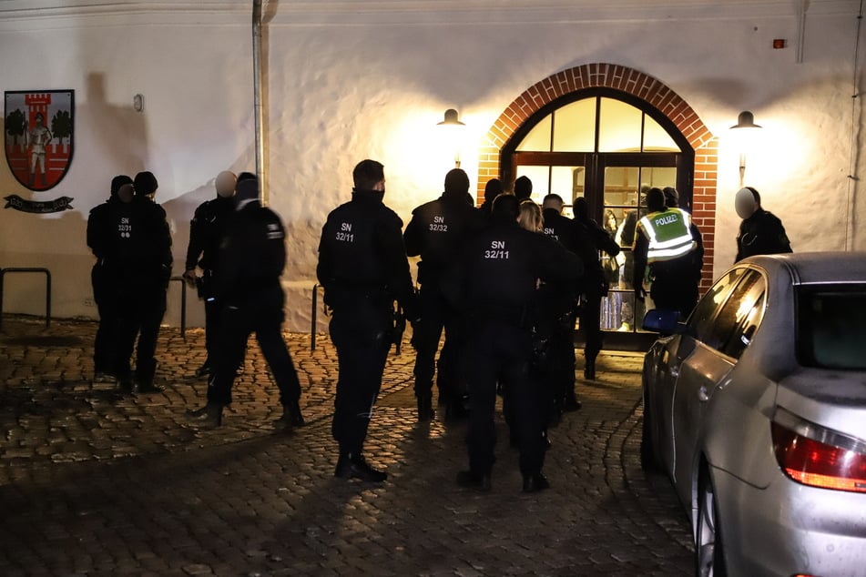 Autorennen bei Clan-Hochzeit in Sachsen: Polizei weitet Zeugensuche aus