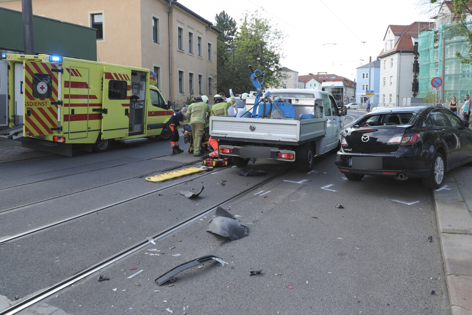 Der Transporter war gegen zwei parkende Mazdas gekracht.