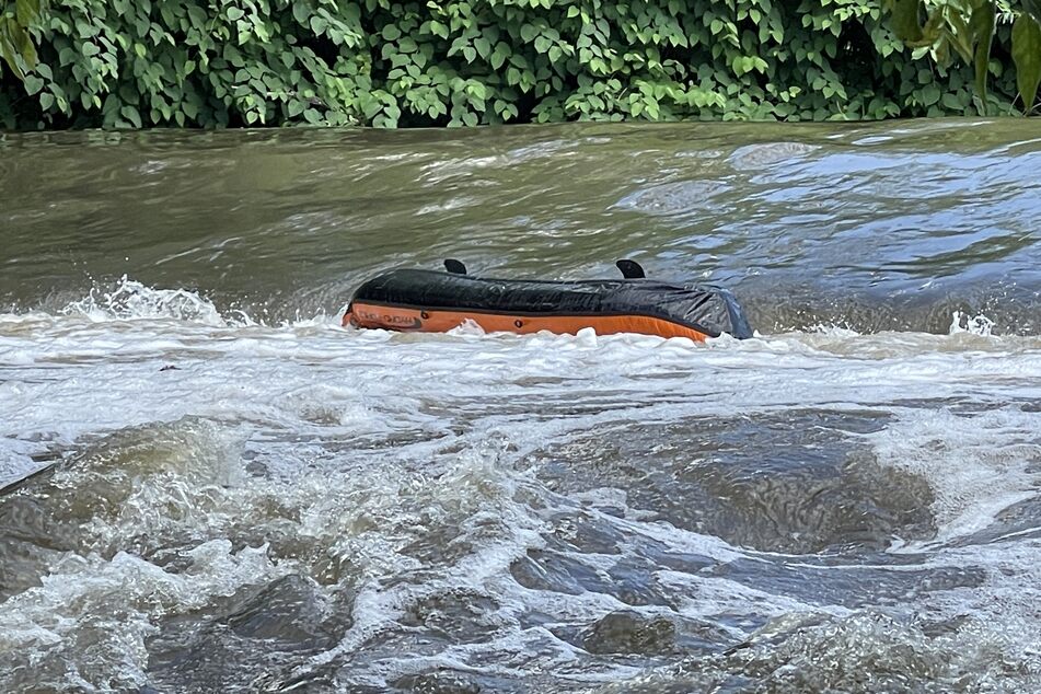 Ein 34-Jähriger ist am Samstag auf der Neiße bei Görlitz mit seinem Schlauchboot gekentert und wird seitdem vermisst.
