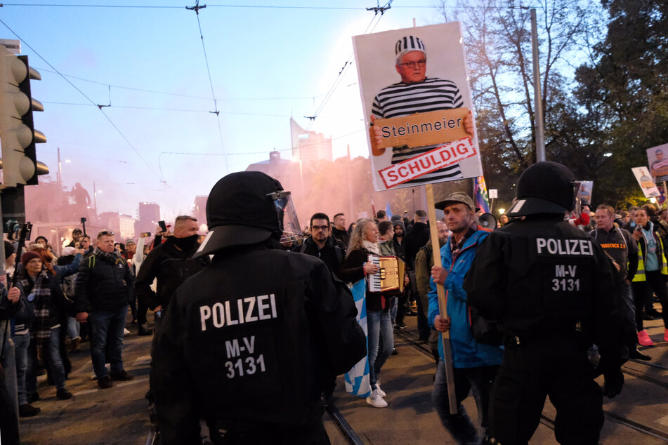 Mehr als 20.000 Menschen hatten vor etwa einem Jahr in Leipzig gegen die Corona-Maßnahmen demonstriert. Nun will die "Bürgerbewegung Leipzig" wieder auflaufen.