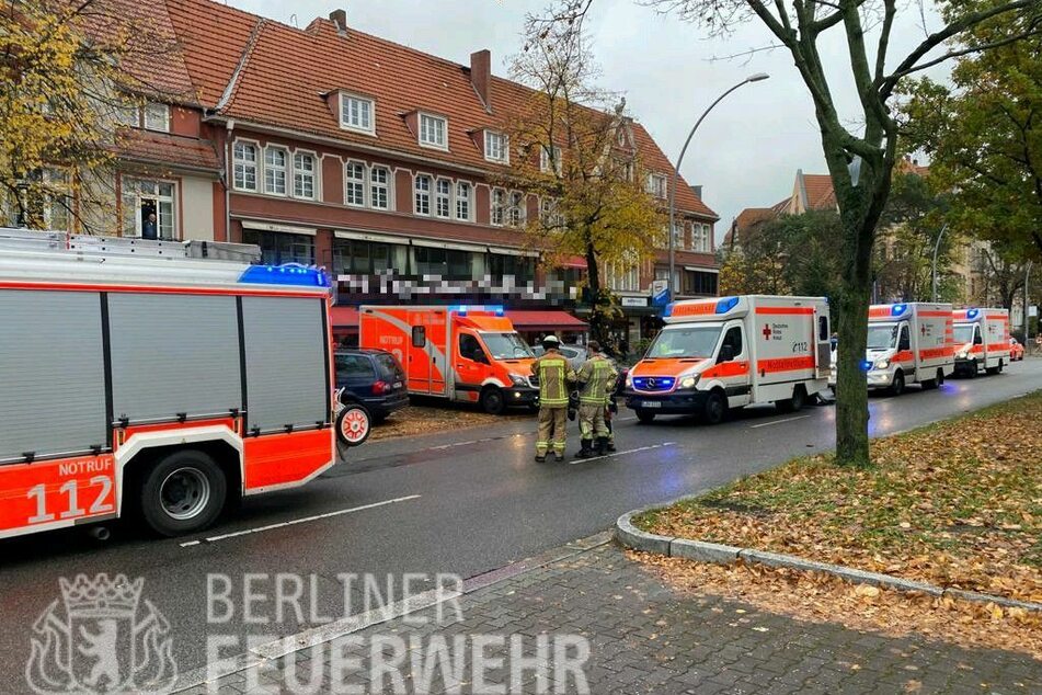 Eine Seniorin hat in Berlin-Schmargendorf die Kontrolle über ihr Auto verloren und ist in ein Café gefahren.