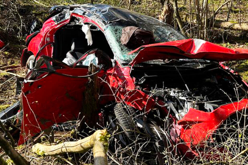 Heftiger Unfall: Auto landet in Wald, Fahrerin schwer verletzt!