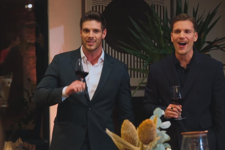 Die beiden "Bachelors" vergeben am Ende je eine Schnittblume an zwei Damen, die damit in der ersten Nacht der Rosen sicher sind.