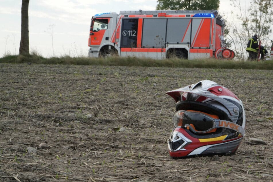 Landkreis Leipzig: Motorradfahrer kommt von Landstraße ab und verletzt sich schwer