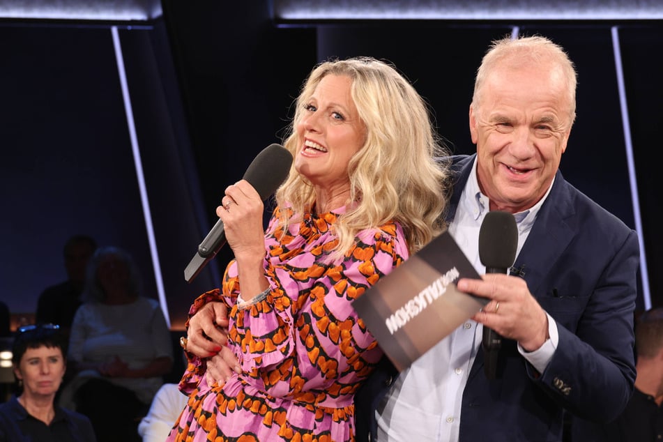 Moderiert wird die "NDR Talk Show" am Freitagabend von Barbara Schöneberger (51) und Hubertus Meyer-Burckhardt (69).