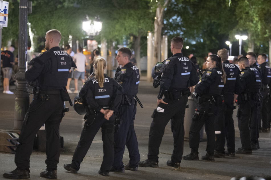 Rund 50 Personen rotteten sich vor dem Lokal zusammen (Symbolfoto).