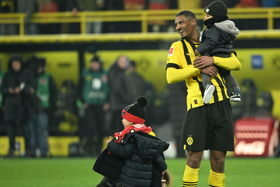 Beim Bundesliga-Comeback von Sébastien Haller (28) gegen den FC Augsburg durften natürlich auch seine Kinder nicht fehlen.