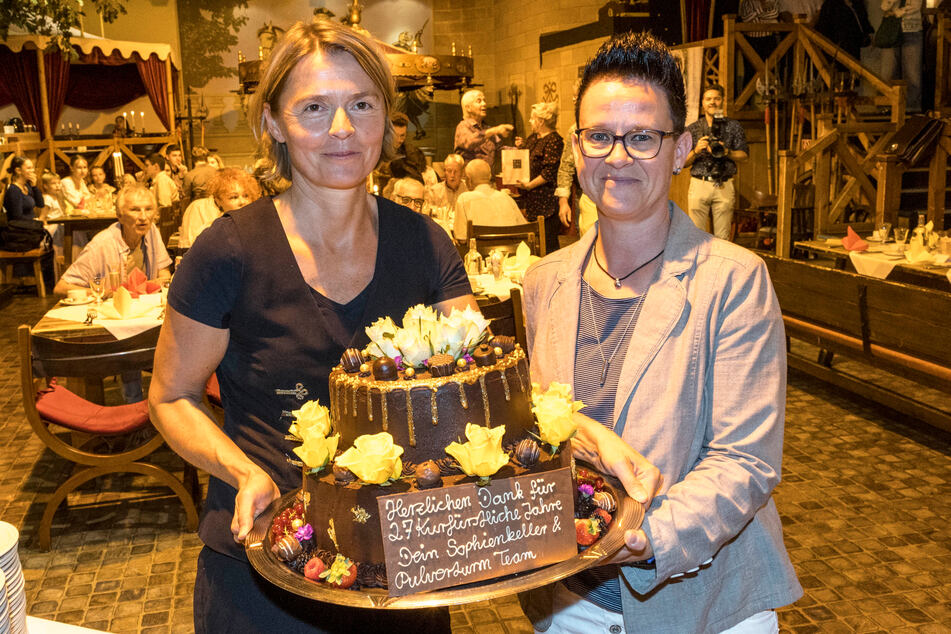 Die "Sophienkeller"-Wirtinnen Katrin Sander (46, l.) und Steffi Kalz-Giese (44) ließen für ihren Kurfürsten eine Torte backen. Unter der Schokoschicht verbergen sich Schokomousse mit Mango und Joghurtcreme mit Erdbeeren.