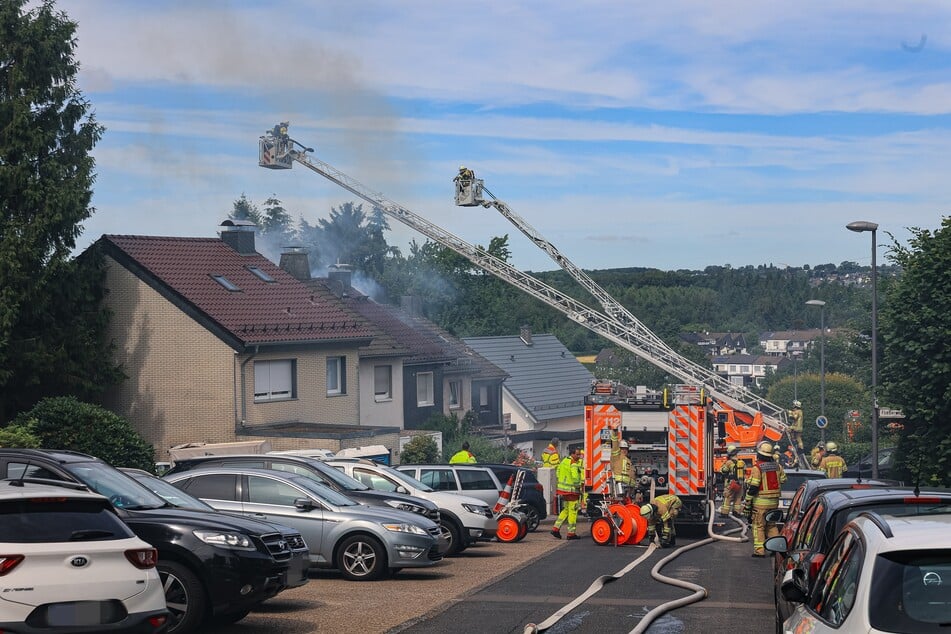 Die Feuerwehr brachte den Dachstuhlbrand unter Kontrolle und verhinderte Schlimmeres.