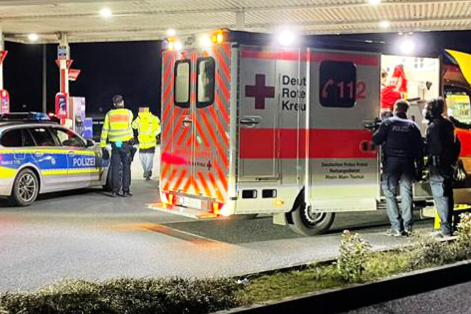 Das Opfer erlitt mehrere Messerstiche, der Rettungsdienst brachte den schwer verletzten Mann in eine Klinik.