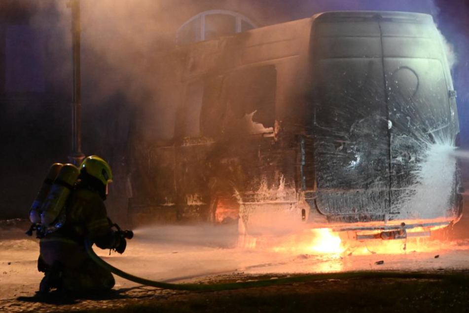 Berlin: Berlin-Wedding: Transporter geht in Flammen auf! Waren wieder Brandstifter am Werk?