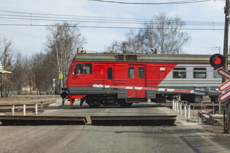 Das Unglück, bei dem ein 15-Jähriger zu Tode kam, passierte an einem Bahnübergang bei Moskau. (Symbolbild)