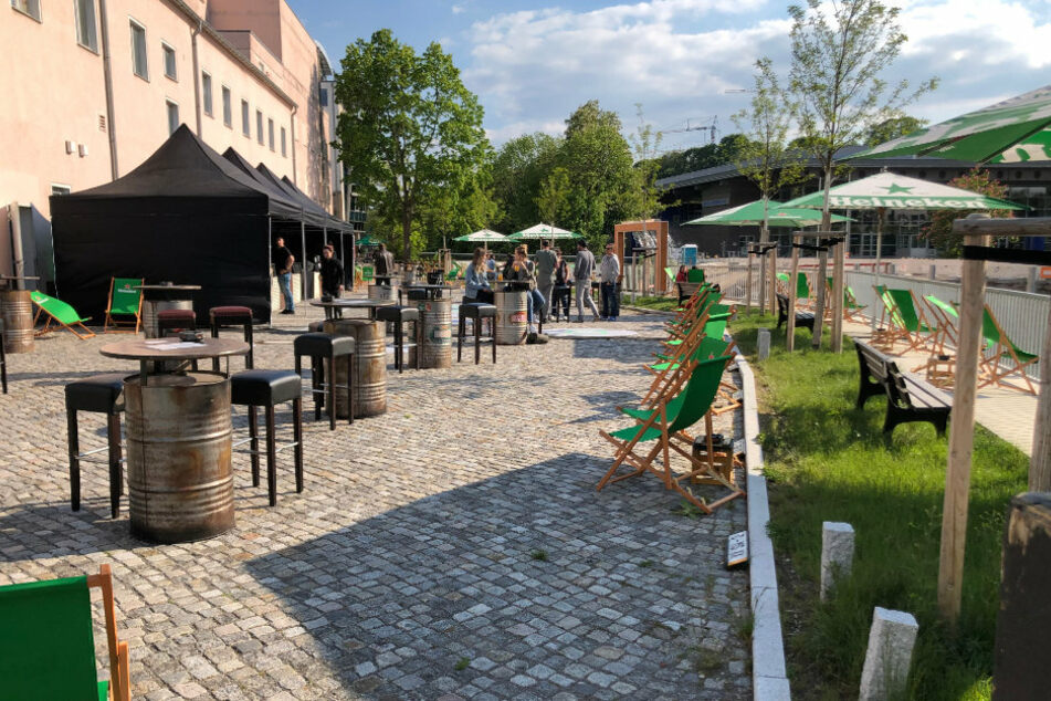 Am Luxor ist direkt am Flußufer ein Biergarten entstanden.