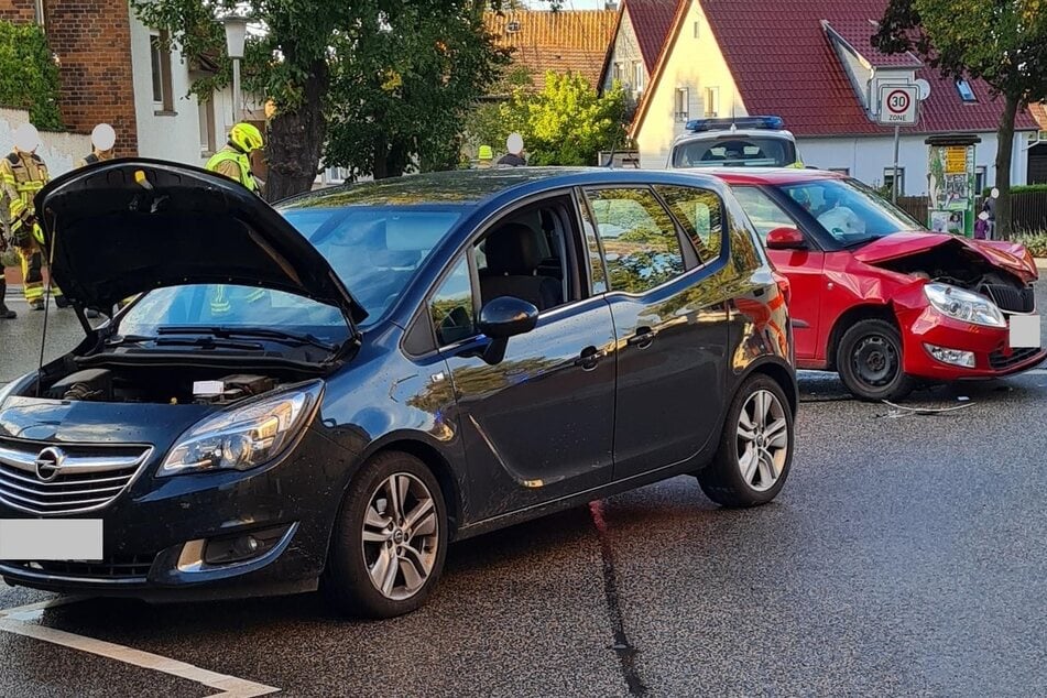 Beide Autos erlitten bei dem Unfall wirtschaftlichen Totalschaden.