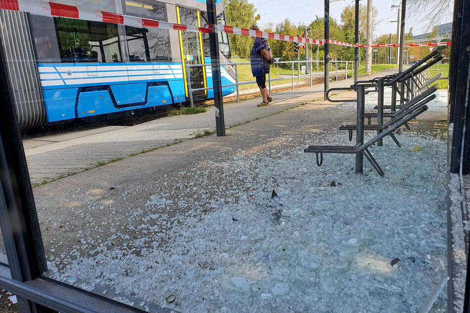In Chemnitz wurden in der Nacht zu Sonntag mehrere Scheiben an der Haltestelle Marie-Tilch-Straße zerstört.