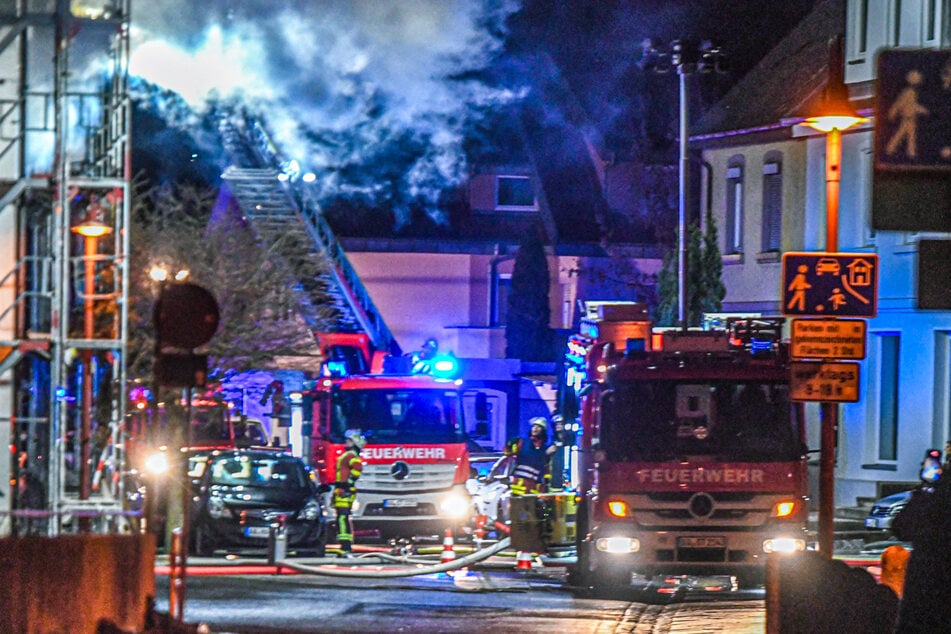 Die Feuerwehr konnte den Brand im vierstöckigen Mehrfamilienhaus zunächst unter Kontrolle bringen.