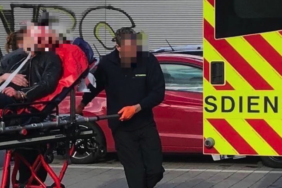 Der Kopf war voller Blut! Der Rettungsdienst brachte den Verletzten ins Klinikum.