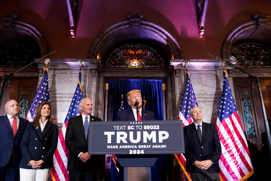 Donald Trump (2.v.r.) bei seiner Wahlkampfveranstaltung im South Carolina Statehouse zusammen mit Abgeordneten und Senatoren.