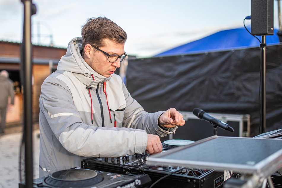 DJ Lefix spielte angesagte House-Musik im Vor- und Nachprogramm sowie zur Halbzeitpause.
