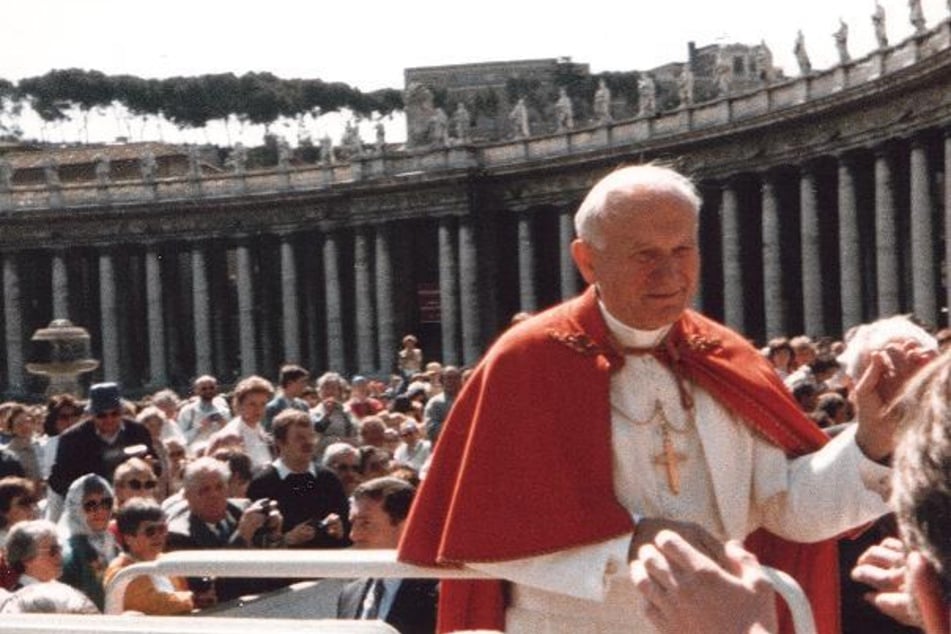 Papst Johannes Paul II. im April 1987 im offenen Papamobil.
