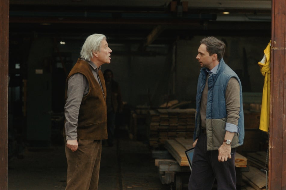 Holzbaron Karl Zenker (Michael Kind, 72) und sein Sohn Heiko (André Kaczmarczyk, 39) haben eine angespannte Beziehung.