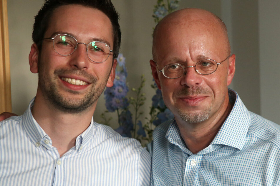 Dicht gedrängt und ohne Mund-Nasen-Maske nehmen die Brandenburger AfD-Landtagsabgeordneten Dennis Hohloch (31, l.) und Andreas Kalbitz (47) Glückwünsche von Gästen zur Eröffnung eines Wahlkreisbüros entgegen.