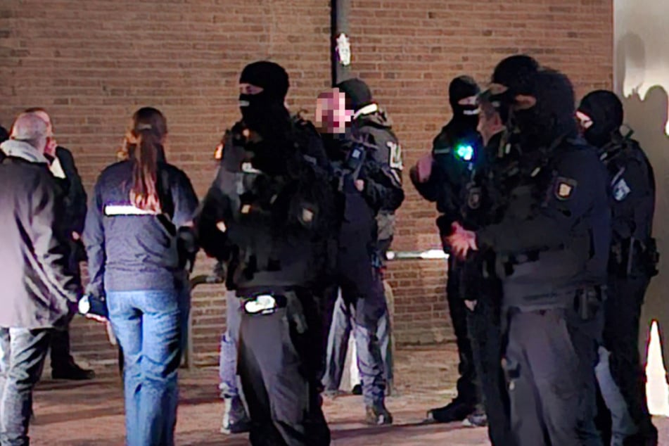 Razzia im Norden! Vermummte Einsatzkräfte stürmen Bars