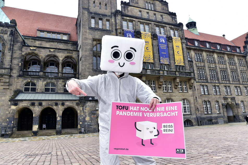 Jens Vogt (34) von der Tierrechtsorganisation PETA tanzte als Bohnenquark (Tofu) verkleidet auf dem Neumarkt.
