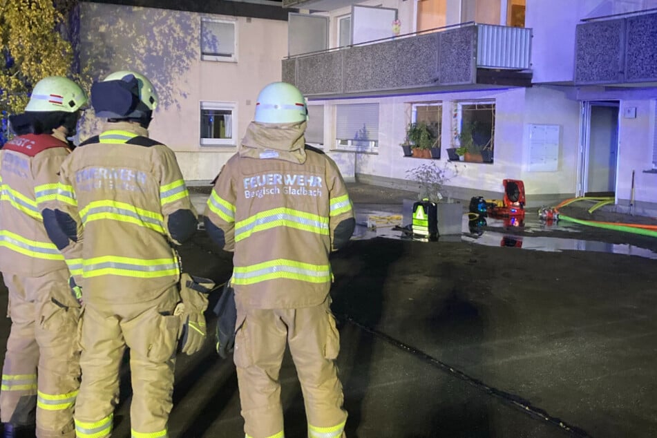 Die Verpuffung in einem Wohngebäude hat sich der Feuerwehr zufolge in der Stadtmitte ereignet.