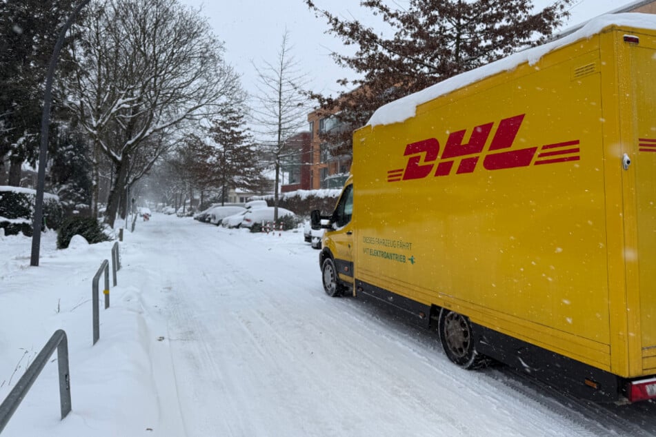 Post- und Paketboten müssen sich derzeit in Hamburg und dem Umland durch das Schneechaos kämpfen.