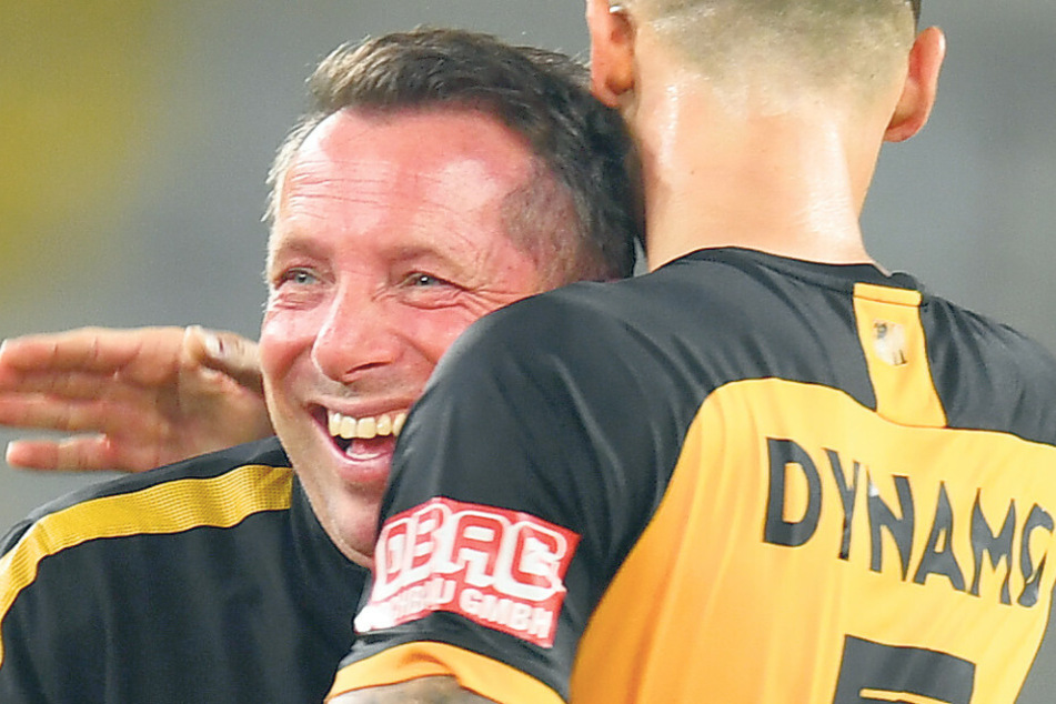 Das will er oft erleben: Dynamo-Coach Markus Kauczinski (l.) freut sich mit Panagiotis Vlachodimos über den 4:1-Sieg im DFB-Pokal gegen den HSV.