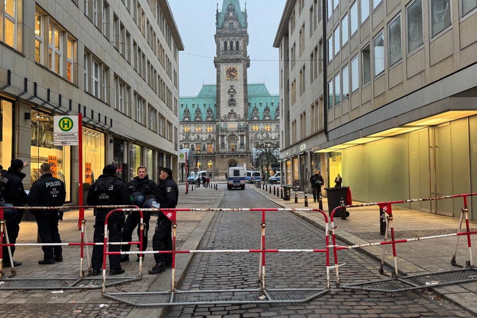 Die Polizei hat Absperrgitter um die Bannmeile ums Rathaus errichtet.