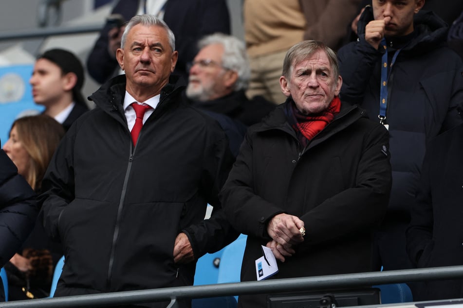 Sir Kenny Dalglish (75, r.), hier bei einem Liverpool-Spiel im April neben Ian Rush, hat aus Versehen seine Krebserkrankung öffentlich gemacht.