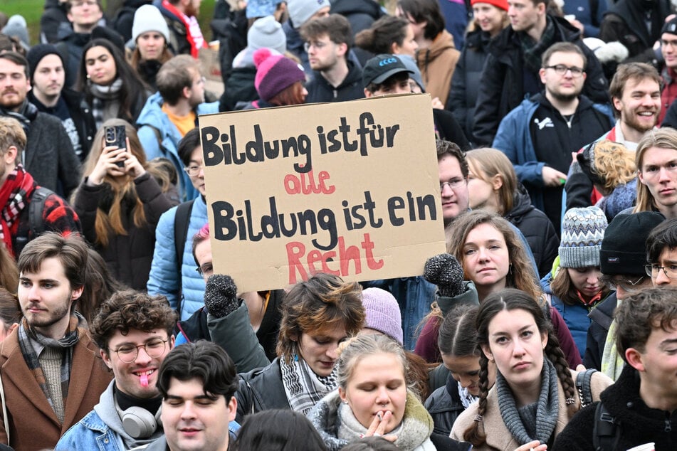 Studenten und Mitarbeiter der Hochschulen demonstrieren für eine bessere Hochschulfinanzierung.