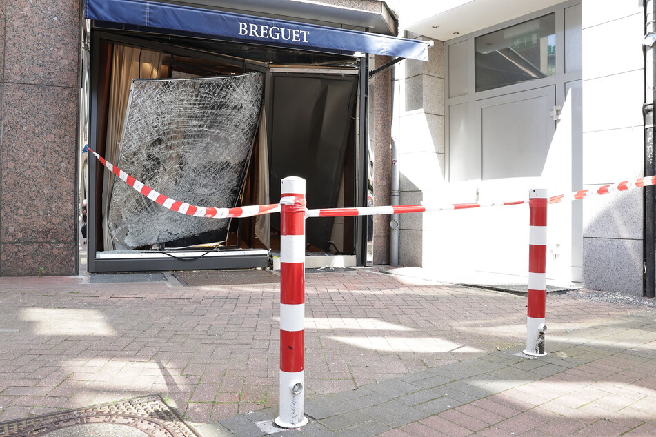 Unbekannte sind in ein Juweliergeschäft an der Düsseldorfer Königsallee eingebrochen. Die Polizei bittet um Hinweise.