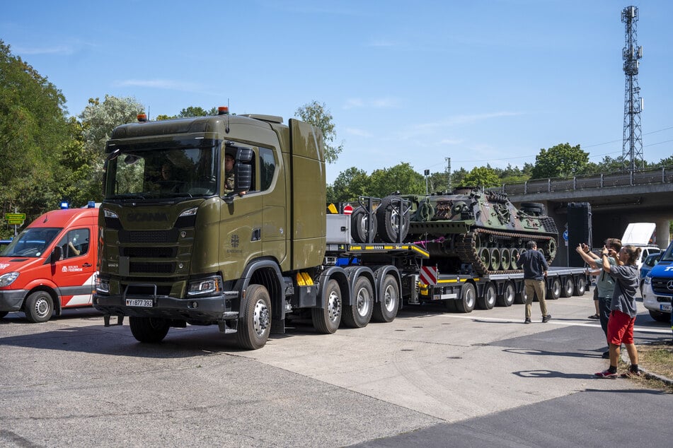Ein Pionierpanzer Dachs der Bundeswehr kommt zur Unterstützung am Grunewald an.