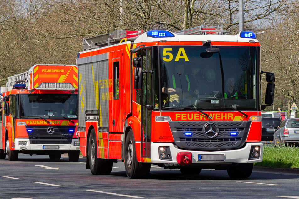Unfall A4: Mit Holz beladener Lkw-Anhänger geht in Flammen auf: A4 Richtung Köln gesperrt