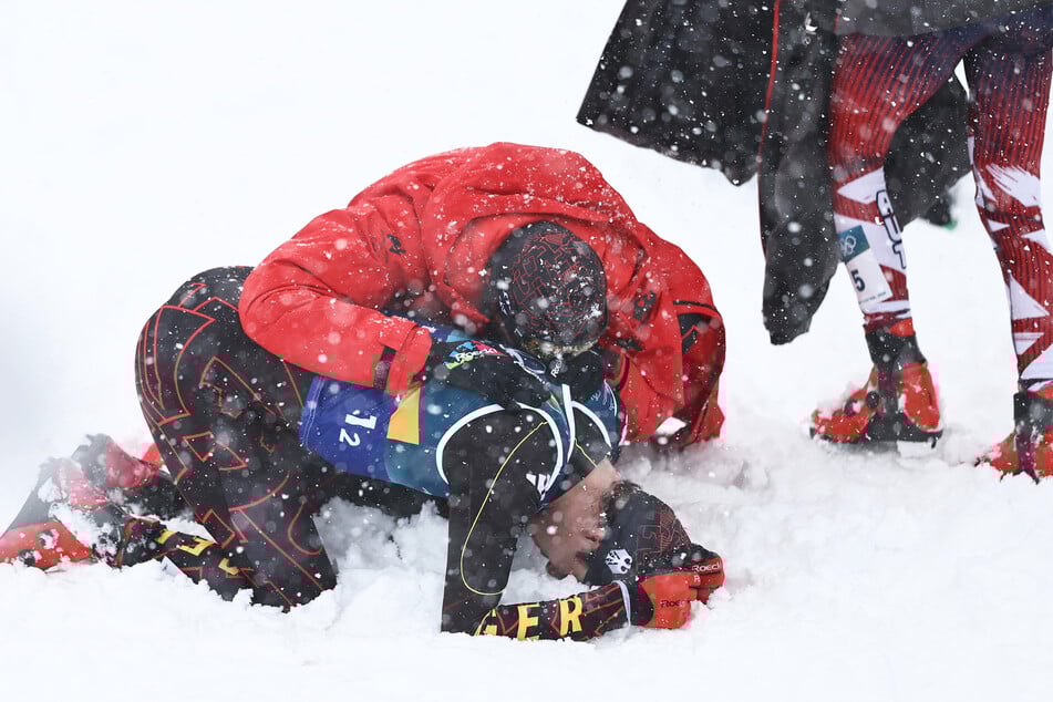 Johannes Rydzek (34, o.) tröstet Teamkollege Vinzenz Geiger (28) nach dessen Doppel-Sturz im Teamsprint.