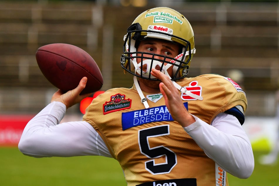Gutes Auge, sichere Hand! Quarterback KJ Carta-Samuels (25) setzt zu einem seiner genauen Pässe an...