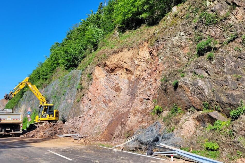 Schwerstarbeit im wahrsten Sinne des Wortes musste der Straßendienst im südbadischen Elztal nach zwei Steinschlägen verrichten.