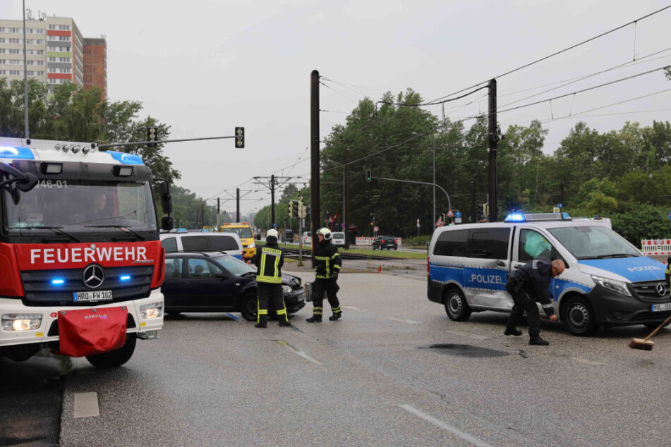 Auf der Kreuzung krachte es zwischen dem Golf und dem Streifenwagen.