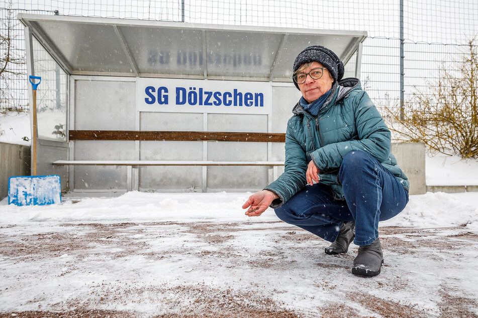 Nachwuchsleiterin Andrea Naumann (57) kämpft für einen Kunstrasenplatz für die SG Dölzschen. Der jetzige Ascheplatz ist nicht mehr zeitgemäß.
