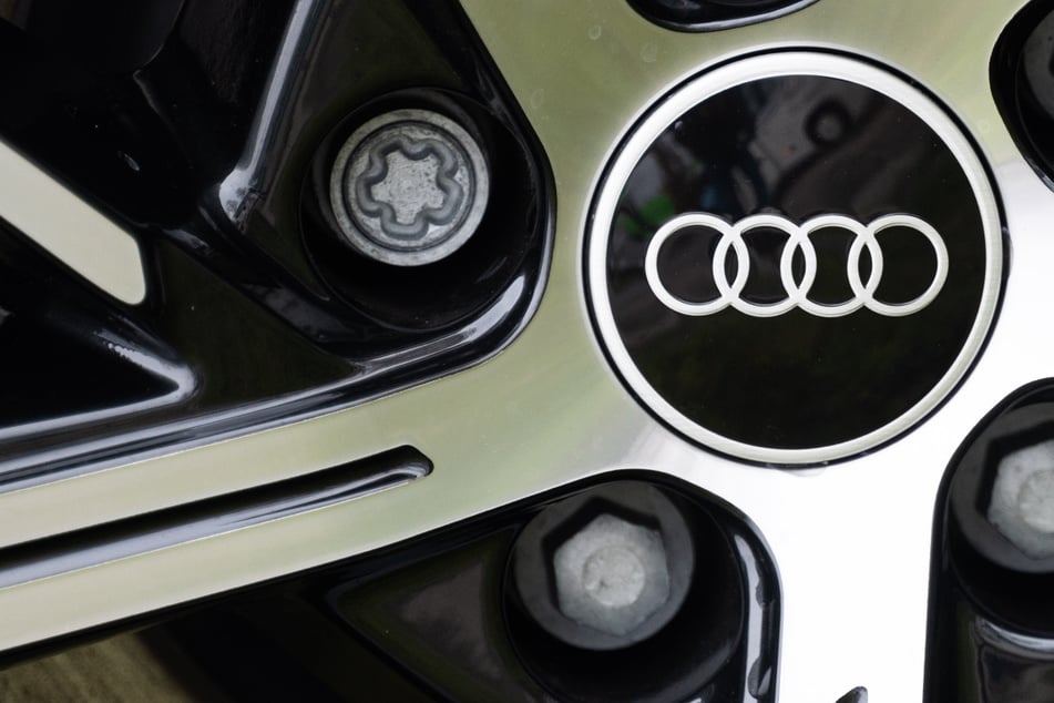 Unfall bei Glätte: 22-Jähriger schrottet Luxus Audi