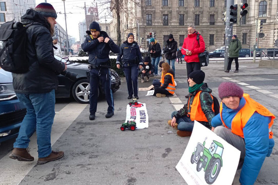 Wie hier in München sind die Demonstranten wie üblich von der Polizei abgeführt worden, da halfen auch die "Trecker" nichts.