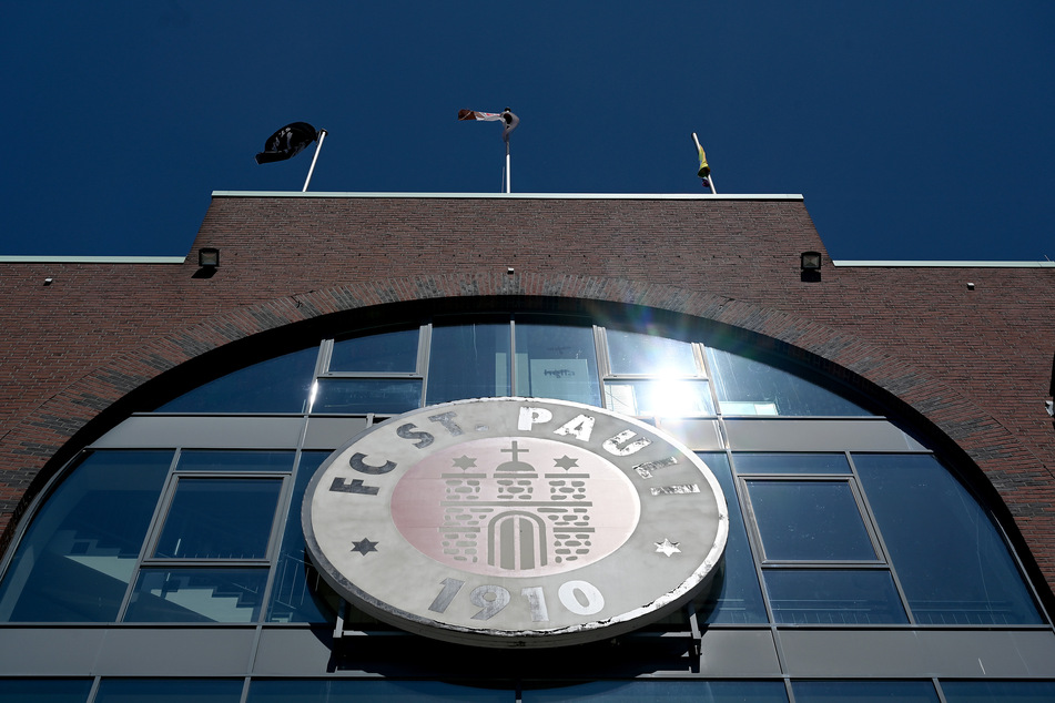 Blick auf das Millerntor-Stadion mit dem Logo des FC St. Pauli.