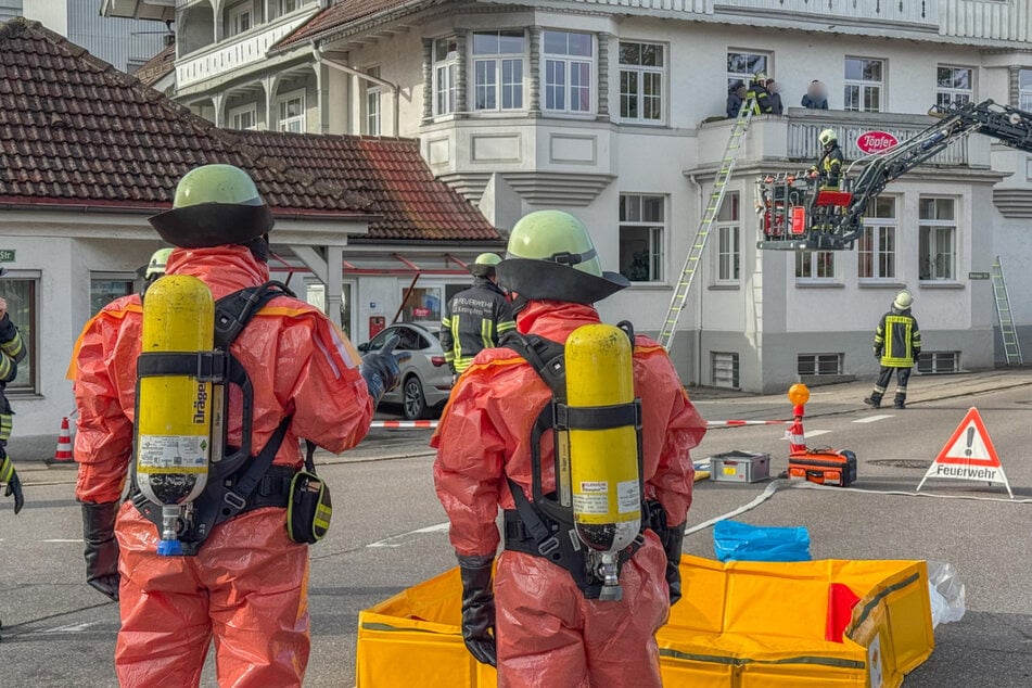 Rettungskräfte halfen Mitarbeitern, die sich auf einem Balkon in Sicherheit gebracht hatten.