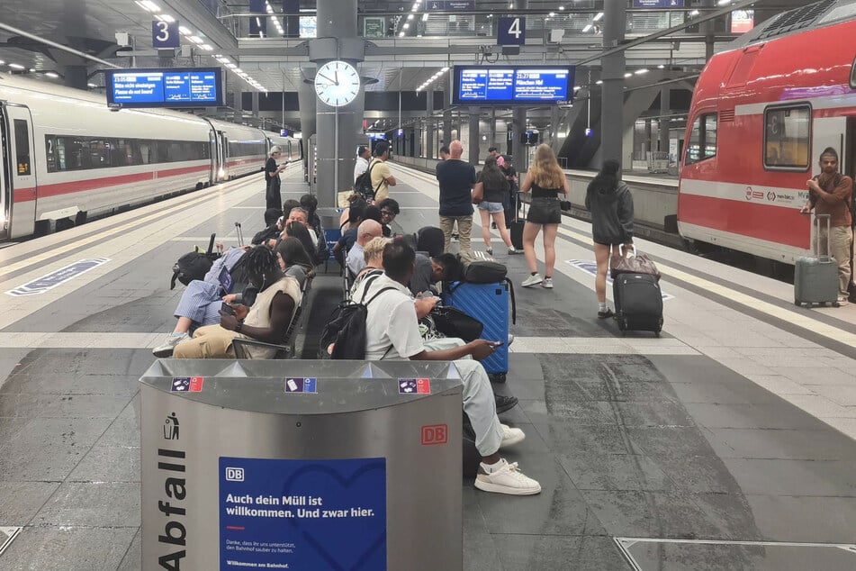 Gestrandete Reisende am Hauptbahnhof.