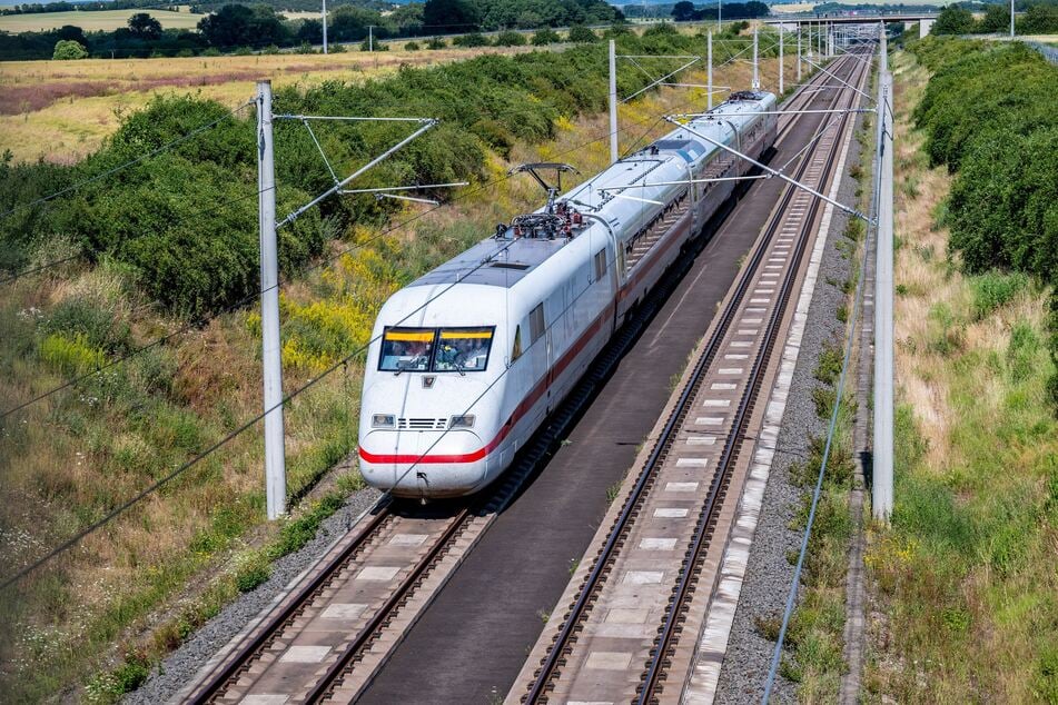 Gezogen wurde der Zug von einem ICE-Triebfahrzeug.