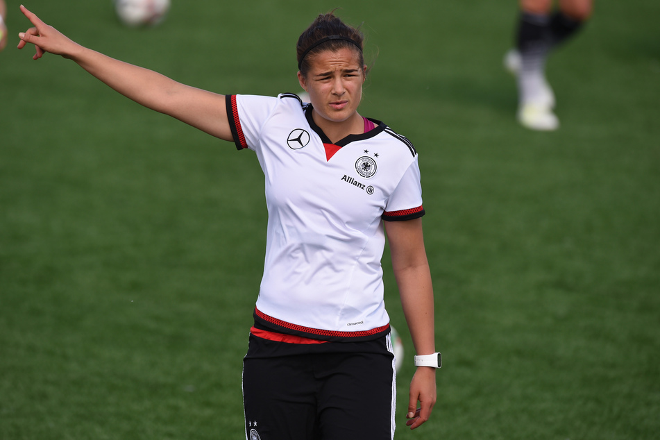 Lena Lotzen (27) wird nicht mehr für den 1. FC Köln spielen. Wegen ihrer Kreuzbandrisse hat sie ihre Karriere als Fußballerin beendet.