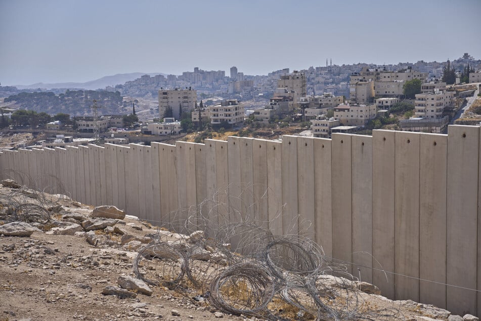 Die Trennmauer neben dem arabischen Viertel Al-Eizariya, in dessen Nähe im Rahmen des Siedlungsentwicklungsprojekts E1 Wohneinheiten gebaut werden sollen. (Archivfoto)
